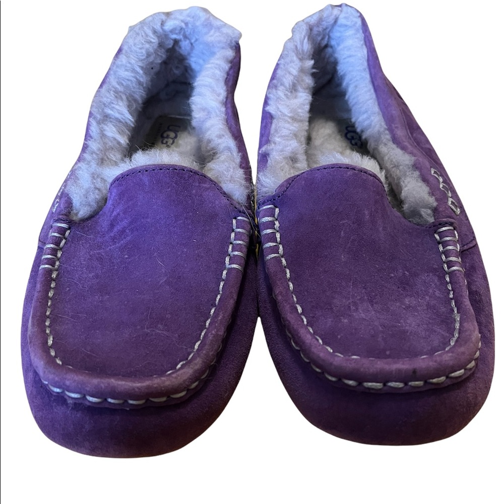 Womens size 6 Ugg moccasins